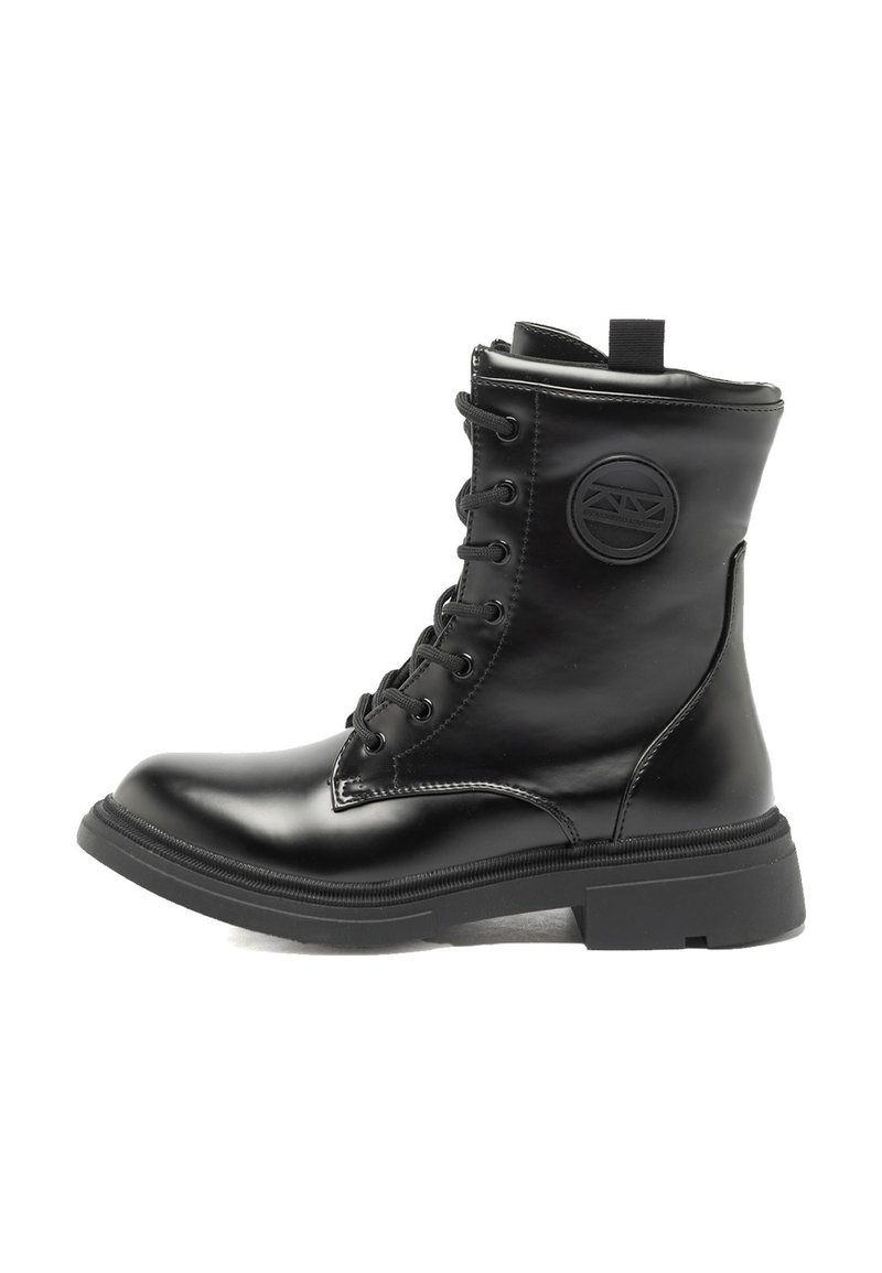 Stivaletto alla caviglia in pelle nera con punta arrotondata, chiusura frontale con lacci, collo imbottito e logo circolare sul lato. Suola nera spessa.