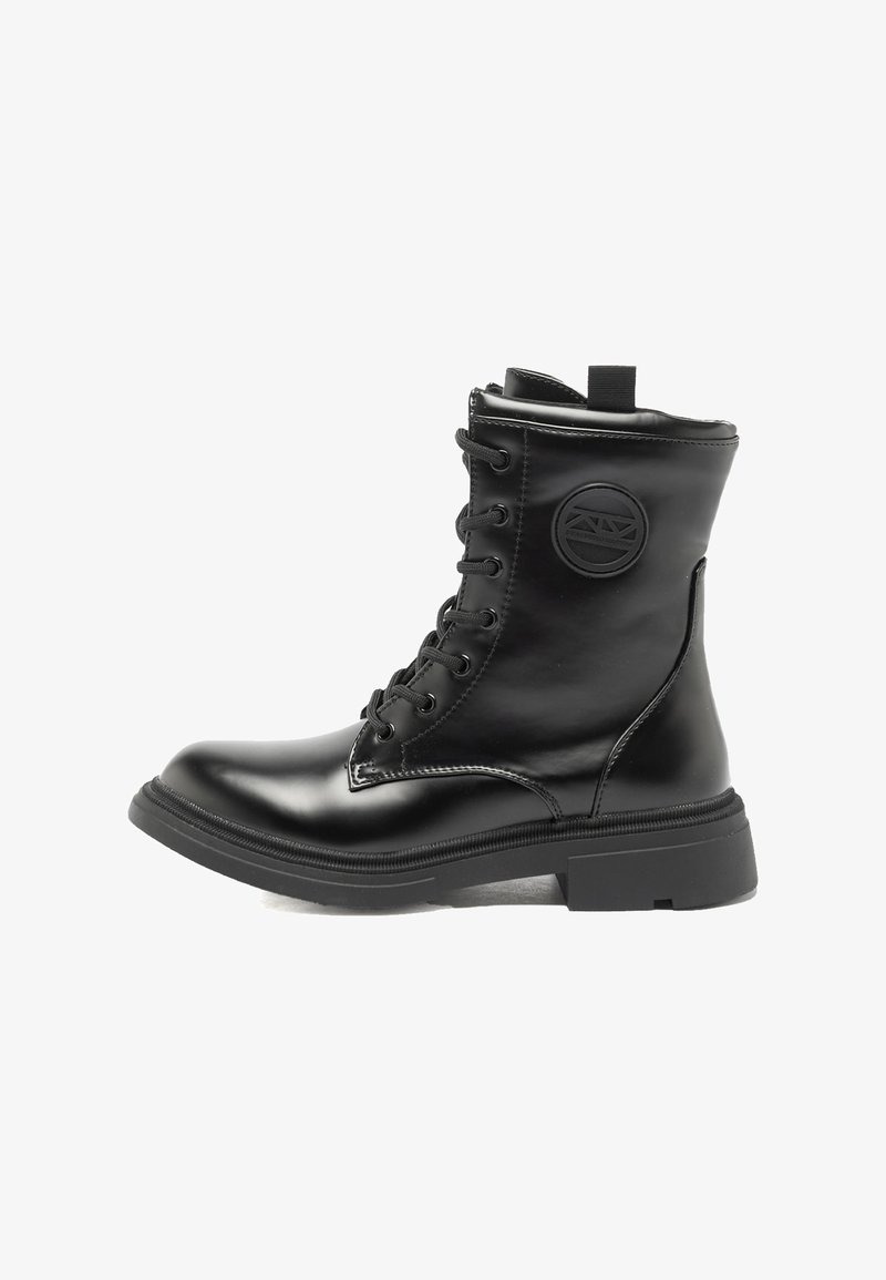 Stivaletto alla caviglia in pelle nera con punta arrotondata, chiusura frontale con lacci, collo imbottito e logo circolare sul lato. Suola nera spessa.