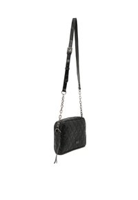 Borsa a tracolla nera trapuntata con tracolla in pelle regolabile e dettagli in catena, dotata di chiusura con zip e logo sulla parte anteriore.