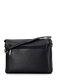 Schwarze Leder-Clutch mit glatter Textur, Reißverschluss und verstellbarem Riemen. Verfügt über eine Fronttasche mit dezentem goldfarbenem Akzent.