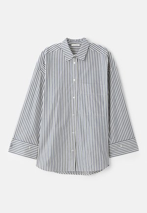 Camicia abbottonata a righe blu e bianche. Presenta un colletto classico, maniche lunghe, una tasca sul petto e polsini abbottonati.