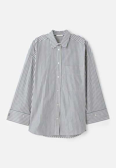 Overhemd met knopen in blauw en witte strepen. Bevat een klassieke kraag, lange mouwen, een borstzak en knoopmanchetten.