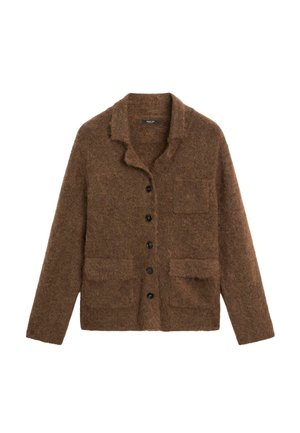 Brun fuzzy knap-krat cardigan med lange ærmer, tre frontlommer og et blødt tekstureret stof.