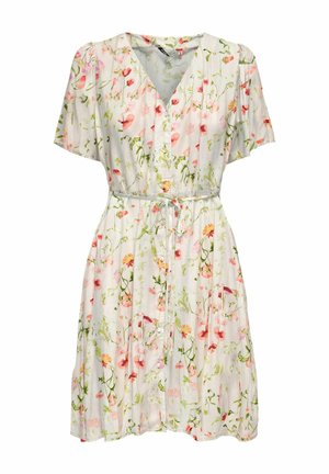Krótka biała letnia sukienka w różowe, pomarańczowe i zielone kwiatowe wzory, z krótkimi rękawami, z przodu zapinana na guziki i z paskiem wiązanym w talii.