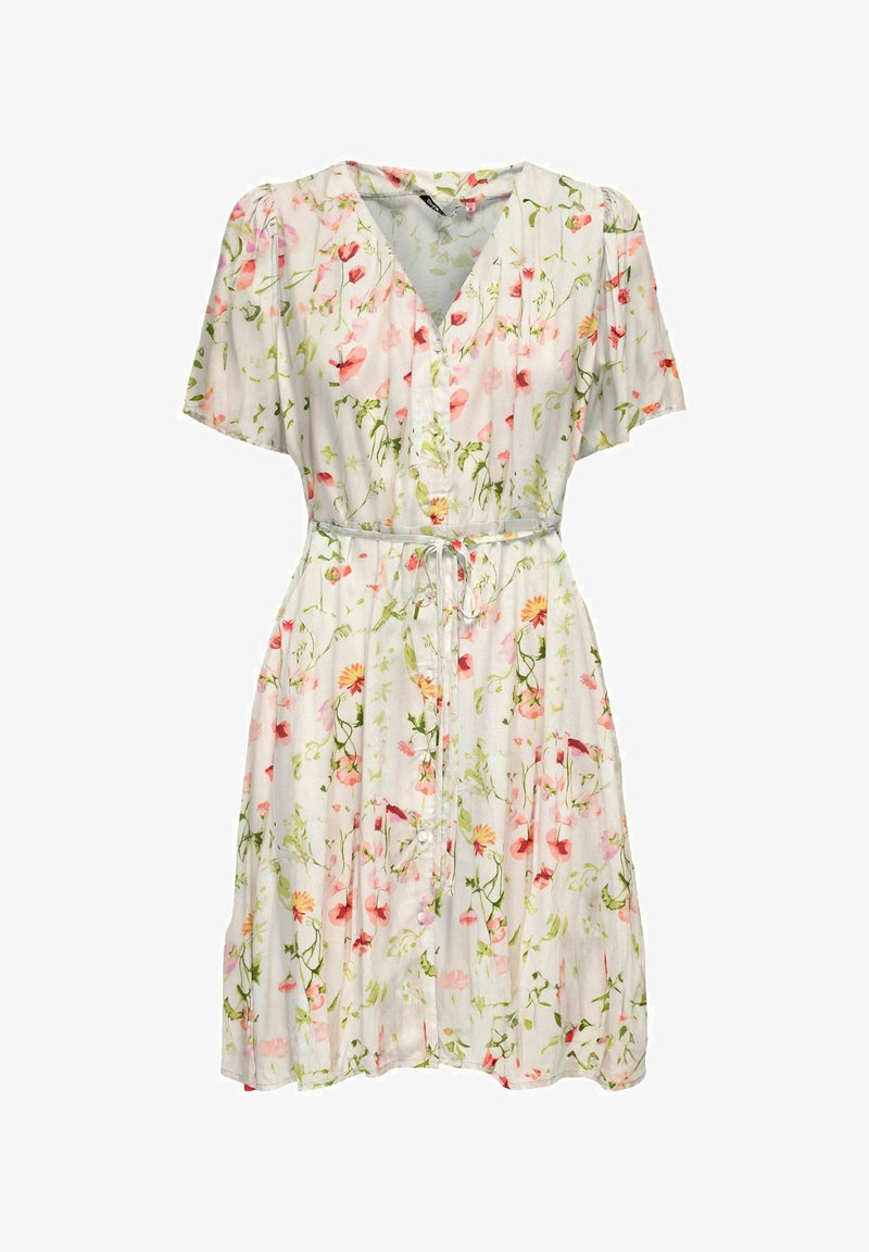Robe d'été blanche courte avec des motifs floraux roses, orange et verts, manches courtes, boutonnée sur le devant et ceinture nouée à la taille.