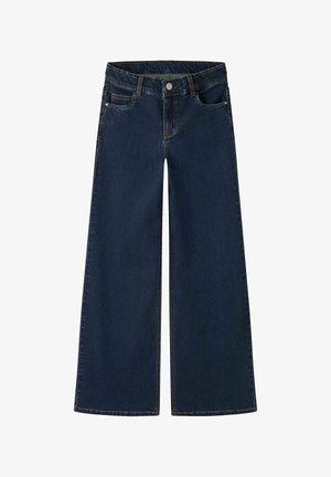 Jean en denim bleu foncé à jambes larges avec bouton et fermeture éclair devant, passants de ceinture et poches avant sur fond blanc.