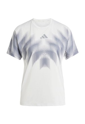 Camisa blanca de manga corta con patrón geométrico abstracto gris en el pecho y las mangas, con un pequeño logotipo gris centrado bajo el cuello.