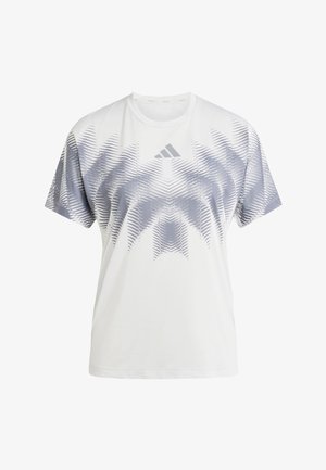 Camisa blanca de manga corta con patrón geométrico abstracto gris en el pecho y las mangas, con un pequeño logotipo gris centrado bajo el cuello.