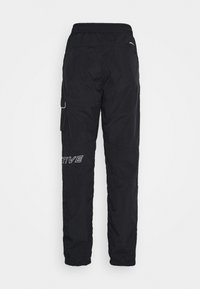 Svarta cargobyxor i texturerad nylon, med elastiskt midjeband, sidofickor och en kontrasterande logga på vänster lår.