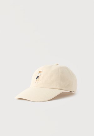 Gorra de béisbol beige con un zorro de dibujos animados bordado que lleva una camisa blanca y pantalones cortos azul marino en el panel frontal.