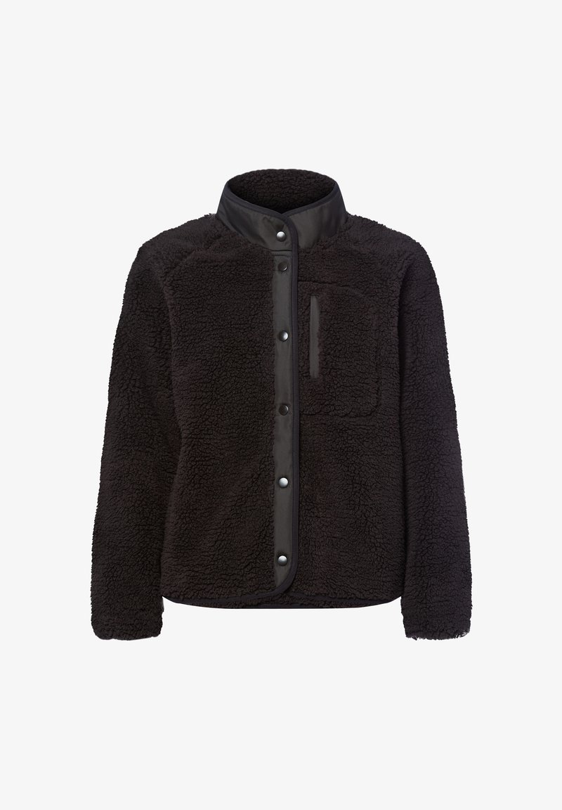 Czarna polarowa kurtka z miękką, teksturowaną powierzchnią, z wysokim kołnierzem, zapięciem na napy oraz kieszenią na piersi z pionowym otwarciem.