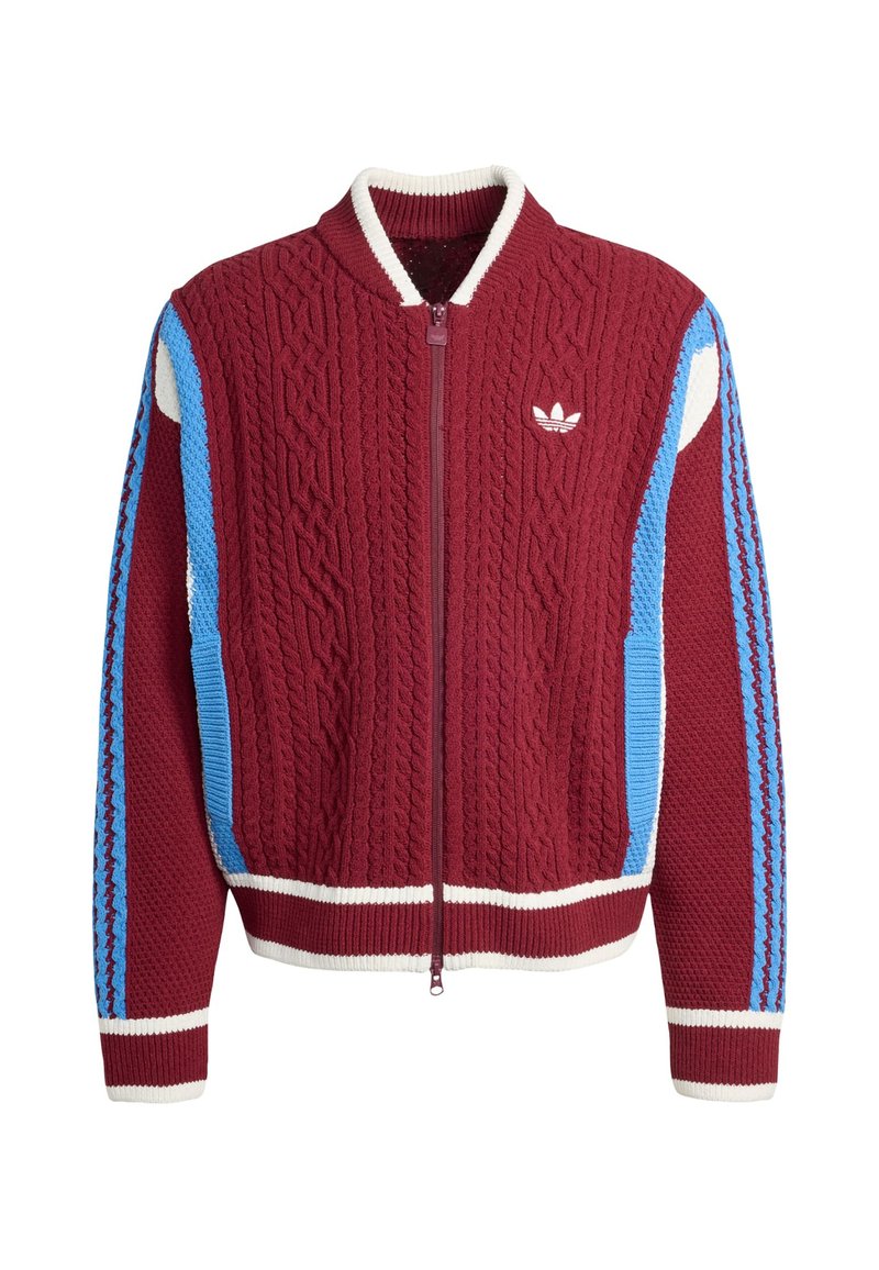Bordeaux gebreide zip-up jas met witte kraag en zoomstrepen, blauwe en witte accenten aan de zijkanten en mouwen, en een klein wit Adidas-logo op de voorkant.