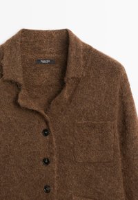 Cappotto di lana marrone peloso con colletto a scollatura, tre bottoni neri e tasca sul petto, etichettato Massimo Dutti.