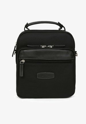 Borsa nera realizzata in tessuto texturizzato con una maniglia superiore imbottita, due scomparti con zip e una piccola tasca frontale con rifiniture in pelle.