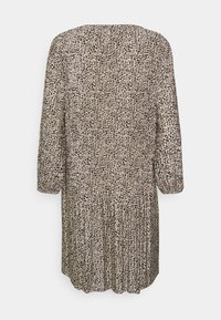 Robe à manches longues en tissu beige avec un motif animalier marron, détail froncé à l'arrière, coupe décontractée et col rond.