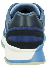 Blauer Sportschuh mit einer Mischung aus strukturiertem Mesh, glattem Leder und Wildleder-Einsätzen. Dicke weiße Zwischensohle mit blauen Akzenten an der Ferse.