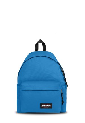 Mochila Eastpak azul con bolsillo frontal y asa negra, compartimentos con cremallera, mostrada sobre un fondo blanco.