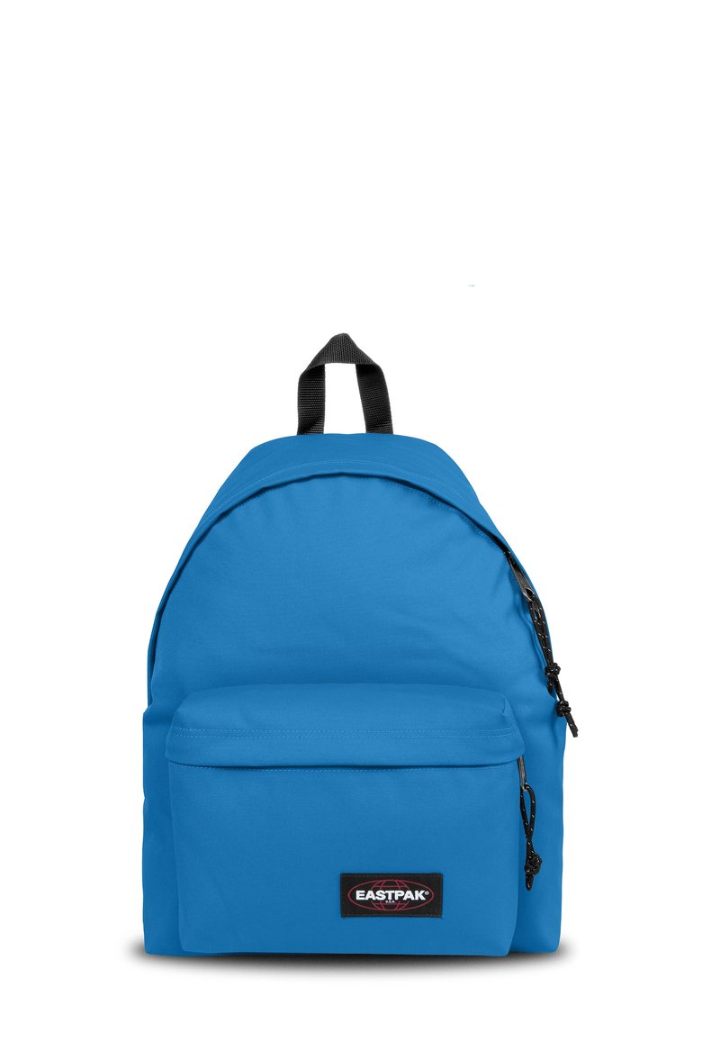 Mochila Eastpak azul con bolsillo frontal y asa negra, compartimentos con cremallera, mostrada sobre un fondo blanco.