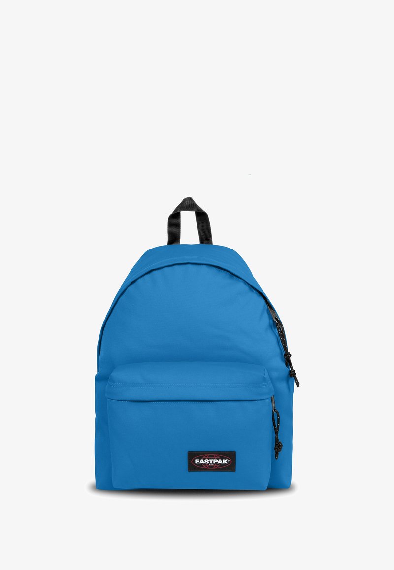 Zaino Eastpak blu con tasca frontale e manico nero, scomparti con zip, mostrato su uno sfondo bianco.