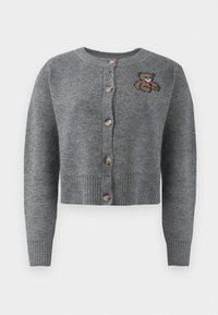 Cardigan grigio lavorato a maglia con scollo rotondo, orlo a costine, cinque bottoni e un dettaglio ricamato di un orso sul lato sinistro.