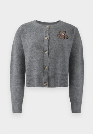 Gilet en tricot gris avec un col rond, un ourlet à côtes, cinq boutons et un détail brodé d'ours sur le côté gauche.