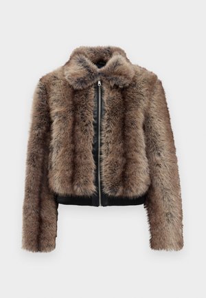Chaqueta de pelaje sintético en marrón y negro con cremallera frontal completa, cuello, mangas largas y dobladillo acanalado negro, sobre un fondo blanco liso.