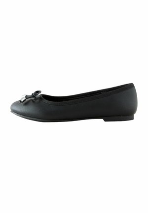 Schwarzer Ballettflachschuh mit abgerundeter Spitze, kleinem Schleifchen und silbernen Metallspitzen an den Schnürsenkeln, seitlich auf weißem Hintergrund betrachtet.