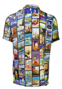 Korte mouw shirt met een collage van vintage reisaffiches in levendige kleuren, voornamelijk blauw, met verschillende grafische ontwerpen en randjes.