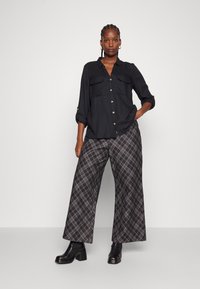 Vero Moda Curve - BUMPY L/S  NEW CURVE NOOS - Chemisier - black Image miniature 1