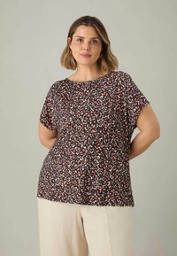 Halenka s krátkým rukávem v hnědém leopardím vzoru s růžovými a bílými akcenty. Volný střih, kulatý výstřih, vyrobena z lehké tkaniny.