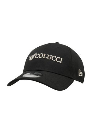 Schwarze verstellbare Baseballkappe mit weißem "COLUCCI" Schriftzug und Vogel-Logo vorne sowie New Era Logo an der Seite.