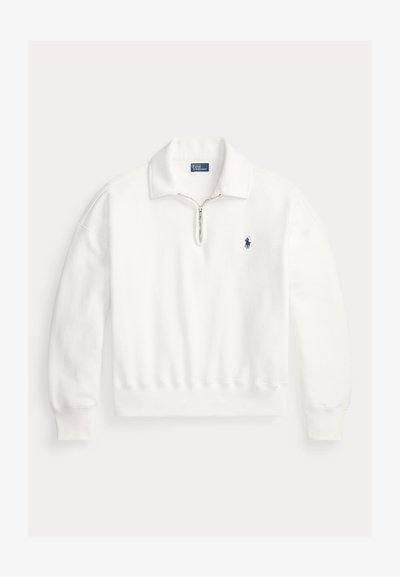 Sweatshirt à col montant blanc avec fermeture éclair à moitié, poignets et ourlet côtelés. Présente un petit logo bleu sur le côté gauche de la poitrine. Texture du tissu lisse.