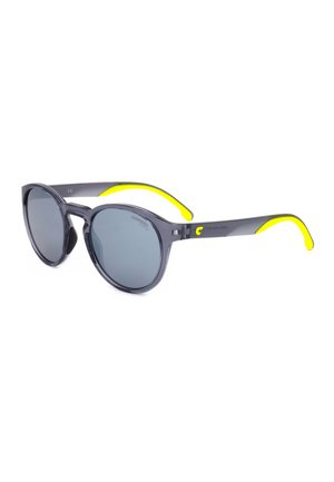 Occhiali da sole tondi con lenti scure e montatura grigia traslucida e aste interne e punte giallo brillante, mostrati su sfondo bianco.
