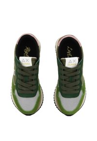 Sneakers verdi e grigie con un design in suede e rete. Presentano dettagli beige, punta tonda e lacci piatti. Marchio visibile sulla linguetta.