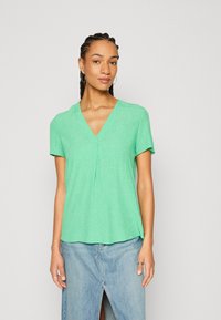 Esprit V NECK - Nyomott mintás póló - citrus green
