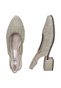 Beige slingback schoenen met een geweven bovenkant met textuur en een zachte voering, voorzien van een blokhak en een zilverkleurige gesp als accent.