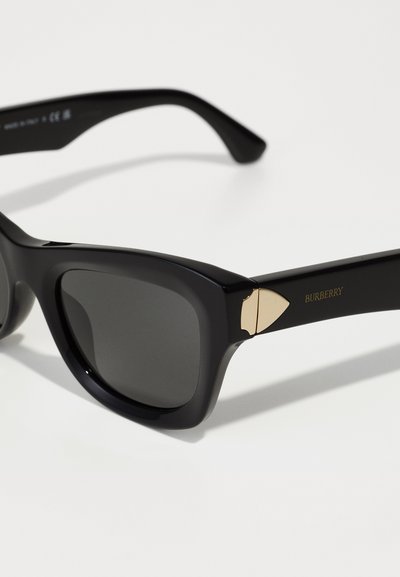 Ochelari de soare negri, cu un cadru gros, lentile gri și accente aurii pe temple, având sigla Burberry. Finisaj din plastic neted.