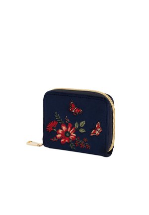 Cartera pequeña de color azul marino con cremallera dorada, decorada con flores rojas bordadas y dos mariposas rojas.