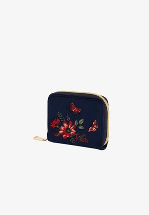 Cartera pequeña de color azul marino con cremallera dorada, decorada con flores rojas bordadas y dos mariposas rojas.