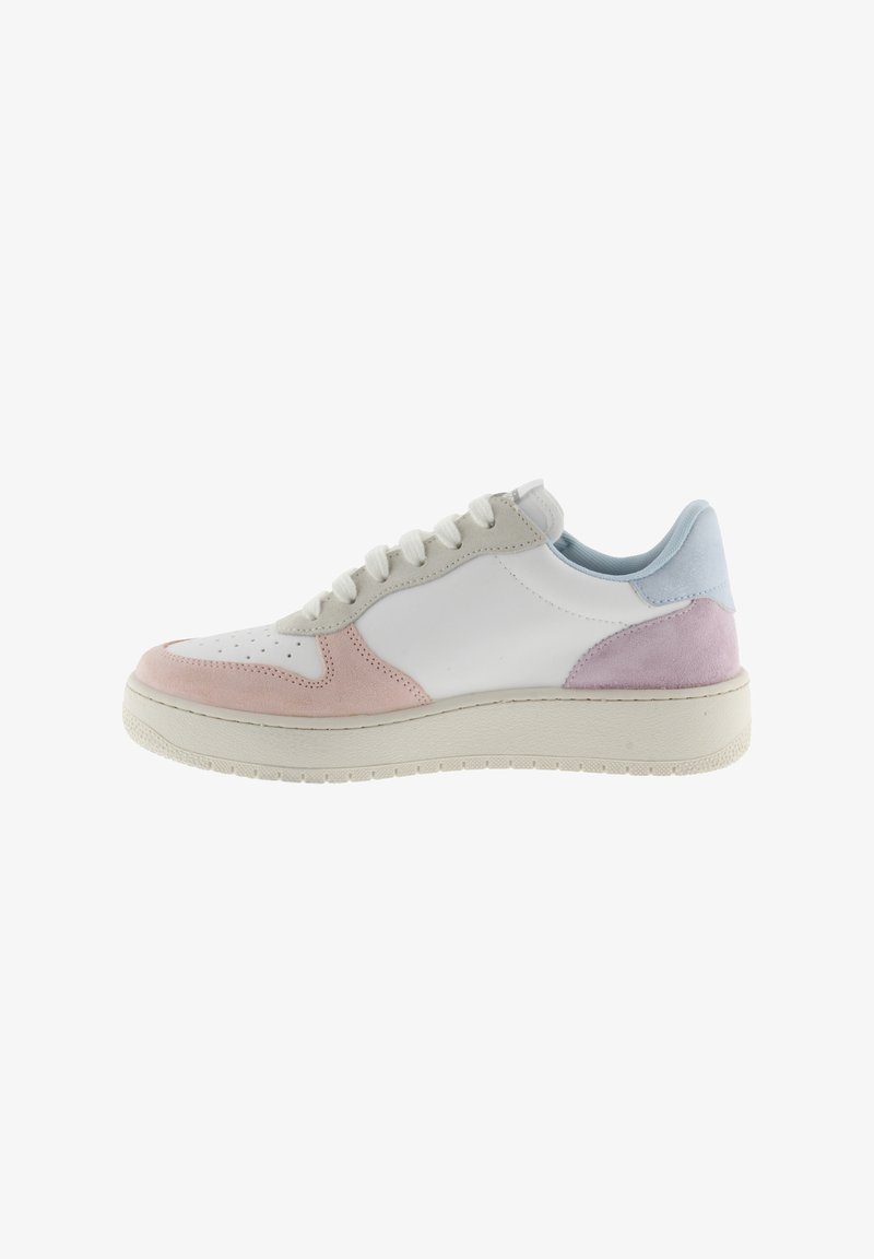Zapatilla deportiva blanca de corte bajo con detalles en ante en tonos pastel rosa, morado y azul, y cordones blancos, mostrada de lado sobre un fondo blanco.