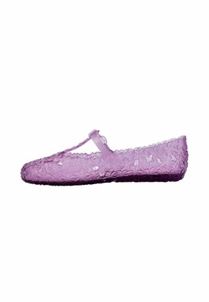 Chaussure plate en plastique violet avec motif floral, design à bride en T et finition texturée. Zones ouvertes sur la tige pour une meilleure respirabilité.