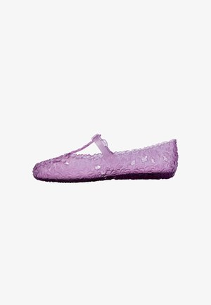 Chaussure plate en plastique violet avec motif floral, design à bride en T et finition texturée. Zones ouvertes sur la tige pour une meilleure respirabilité.