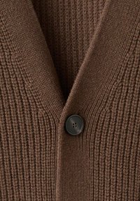 Cardigan lavorato a maglia marrone con una texture a costine, scollatura a V profonda e un singolo bottone rotondo nero come chiusura.