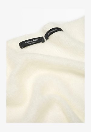 Bílý kašmírový svetr s měkkou texturou, na kterém jsou značkové štítky: "Massimo Dutti," "Vyrobeno v Číně," a "100 % kašmír" v černé barvě.