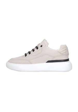 Beiger Sneaker mit niedrigem Schafts, schwarzen Ösen, weißer dicker Sohle, gepolstertem Kragen und dezentem goldfarbenem Branding an der Seite.