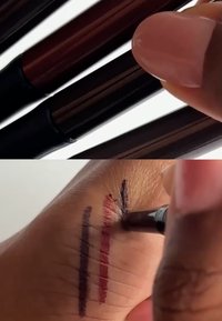 Des crayons à lèvres au fini brillant et brun foncé sont tenus au-dessus d'échantillons colorés sur la peau. Les échantillons montrent des nuances de prune profond, rouge et nude.