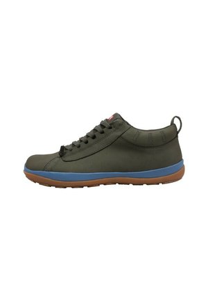 Olijfgroene casual sneaker met zwarte veters, blauwe tussenzool, bruine buitenzool en een trekhandschoen aan de hiel, weergegeven vanaf de zijkant op een witte achtergrond.