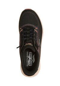 Slip-Ins neri Skechers con accenti rosa, parte superiore in rete, punta arrotondata e lacci testurizzati. Presentano una soletta Arch Fit imbottita e una suola leggera.