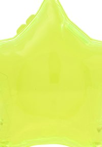 Csillag alakú, neon sárga átlátszó anyagból készült felfújható tárgy, sima textúrával, lekerekített szélekkel és kis fogantyúkkal az oldalán.