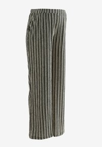 Pantaloni a gamba larga a righe bianche e nere con vita elastica, caratterizzati da linee verticali e una consistenza morbida. Vestibilità casual e ampia.